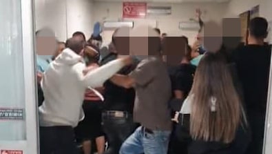קטטה באסף הרופא בעקבות משפחה שרצתה להפרד מקרובה אך סירבו להכניסם בטענה כי היא נפטרה מקורונה ויש חשש כי ידבקו