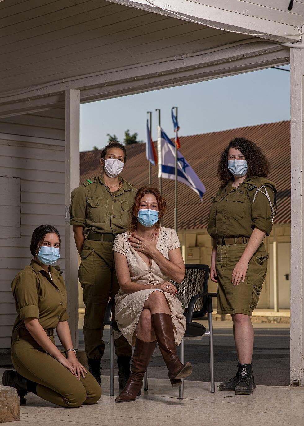 מימין: בר הרשקוביץ, נעמה גבעולי וגל וינטר עם דנה ספקטור  