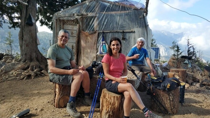 מולי, ללי ואני מתארחים בבקתת רועים (צילום: גילי חסקין) מולי, ללי ואני מתארחים בבקתת רועים
