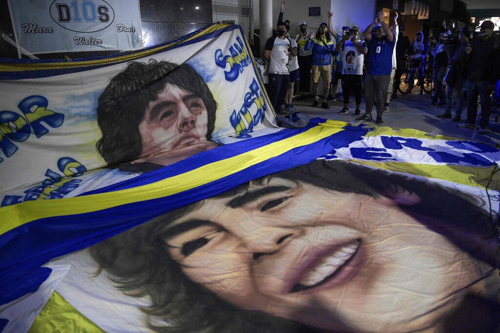 אוהדים של מראדונה מחוץ לבית החולים (צילום: AFP) אוהדים של מראדונה מחוץ לבית החולים
