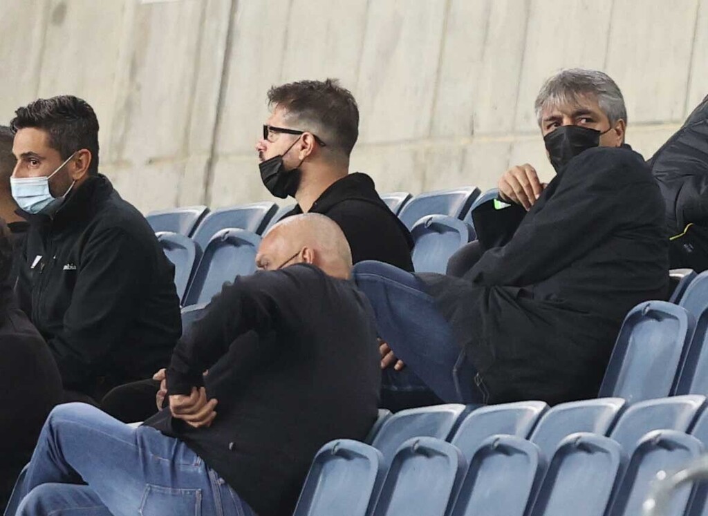 החלטה מלמעלה? משה חוגג ואלי אוחנה (צילום: ראובן שוורץ) משה חוגג ואלי אוחנה ביציע