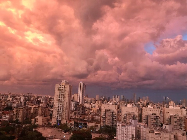 זריחה חורפית מעל רמת גן 
