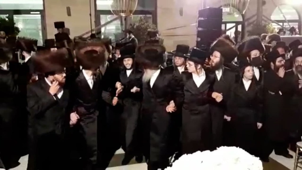 Ultra Orthodox men celebrate during a wedding held in violation of health directives in Modi'in Illit in November (Photo: Itamar Kirshenboim) חתונה המונית במודיעין עילית