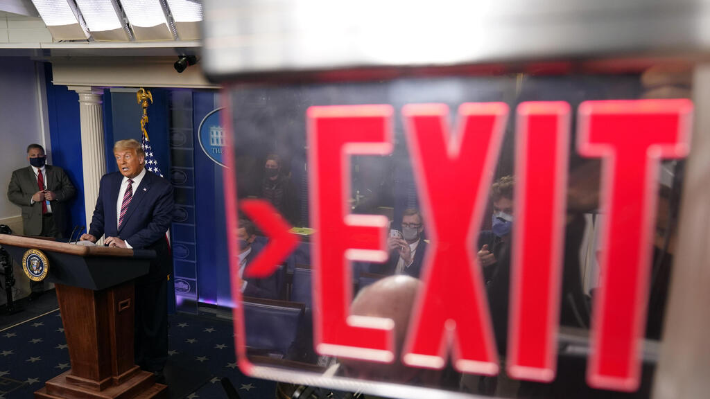 בדרך החוצה? טראמפ בבית הלבן (צילום: AP) EXIT. דונלד טראמפ בחדר התדרוכים בית הלבן