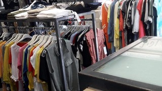 הכנות בחנות "אופנת ליטן" ברמת גן לקראת הפתיחה
