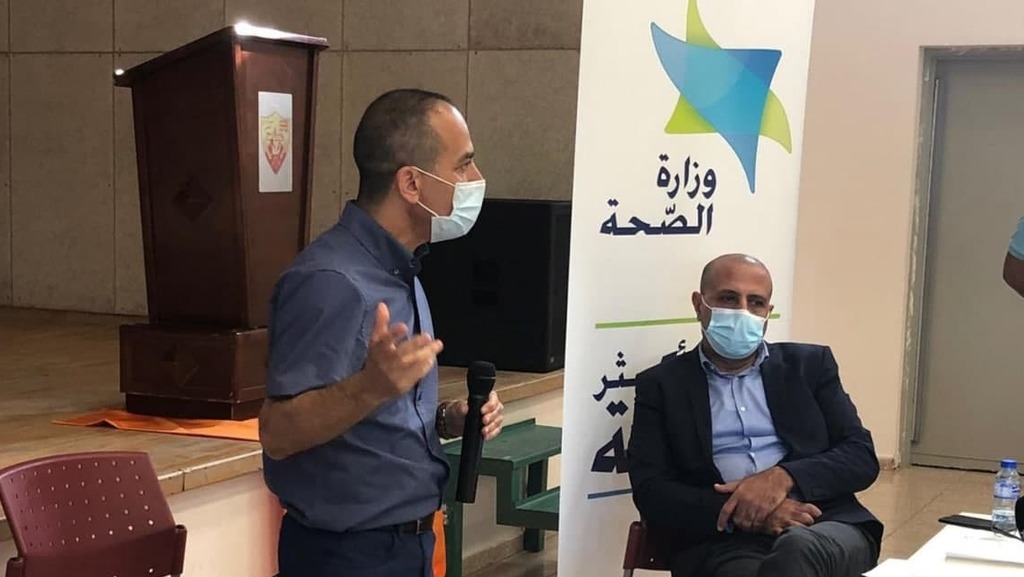 גמזו בכפר קרע. בכל שבת הוא מבקר ביישוב ערבי אחר (צילום: דוברות משרד הבריאות) פרופ' גמזו בביקור בכפר קרע