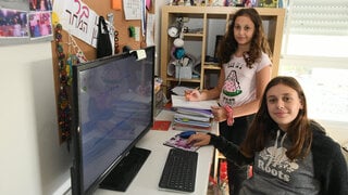 ליבי סגל תלמידת כיתה ו' ואחותה בר תלמידת כיתה ז