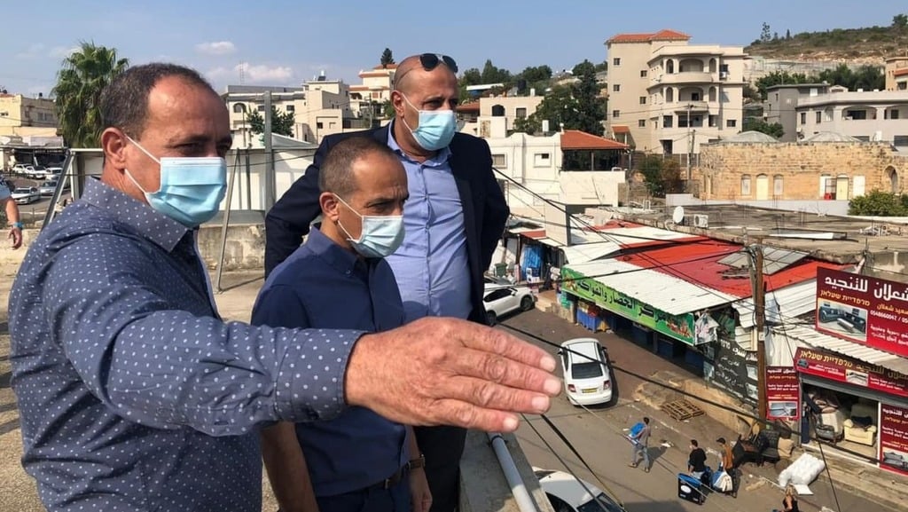 "תוכנית הרמזור לא עובדת". גמזו בביקור בכפר קרע (צילום: דוברות משרד הבריאות) פרופ' גמזו בביקור בכפר קרע
