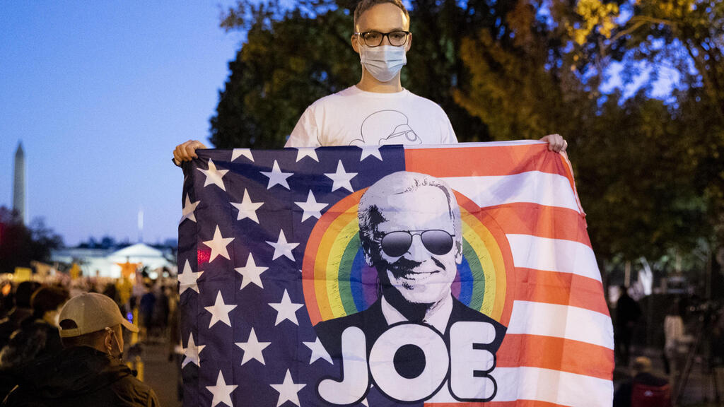 Biden supporters rally in Washington DC (Photo: EPA) מחאה מחוץ לבית הלבן בוושינגטון