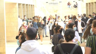 חנויות הרחוב נפתחו- תורים בכניסה