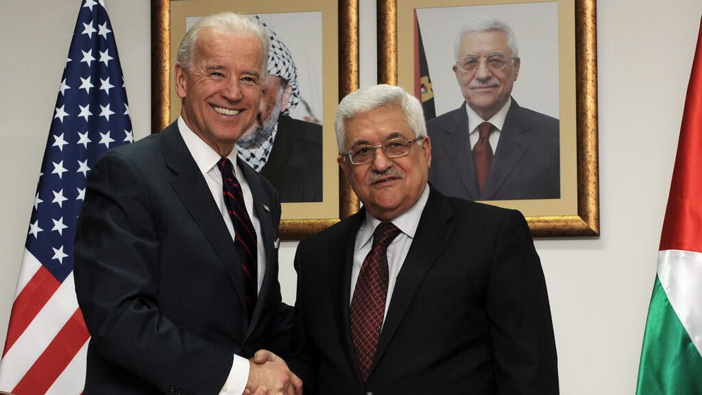 Then-U.S. Vice President Joe Biden and Palestinian President Mahmoud Abbas in Ramallah in 2010 (Photo: AP) ארכיון 2010 ג'ו ביידן אז סגן נשיא ארה"ב עם אבו מאזן ב רמאללה