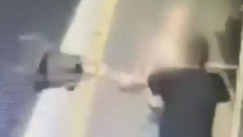 הנאשם מכר את הטלפון בשוק תלפיות. רגע התקיפה בחיפה (צילום: מתוך מצלמות אבטחה) תקיפת קשיש בשכונת הדר בחיפה