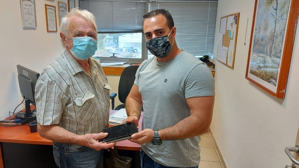 המשטרה מחזירה את הטלפון לקורבן (צילום: דוברות המשטרה) המשטרה החזירה לקשיש את הנייד שנשדד
