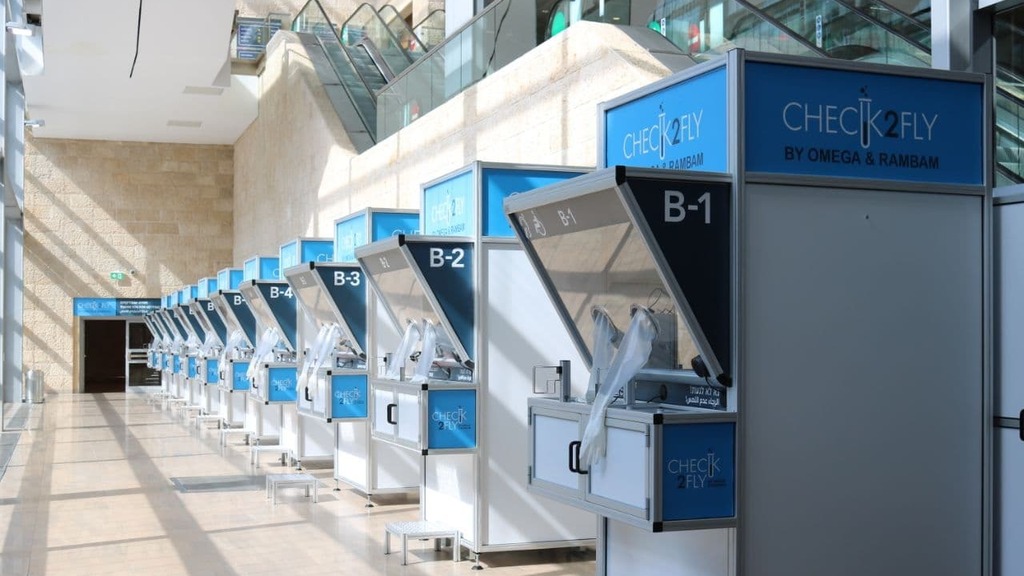 עמדות הבידוק בטרמינל 3 המעבדה הייעודית לבדיקות קורונה לטסים לחו"ל בנתב"ג