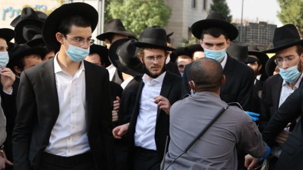  כוחות המשטרה מנסים למנוע את ההתקהלות האסורה