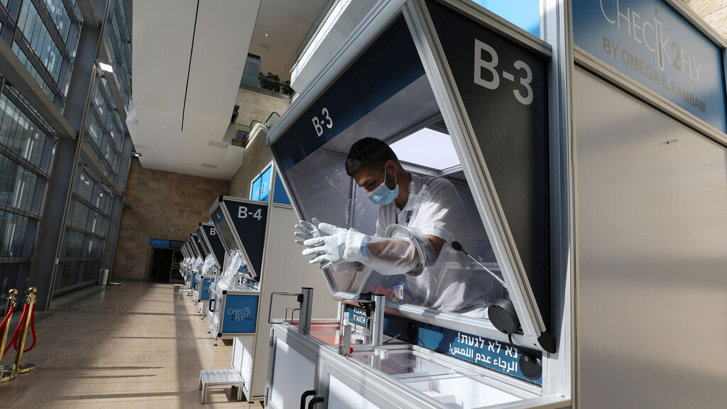עמדות בדיקות הקורונה בנתב"ג. 2.1% מהבדיקות - חיוביות (צילום: רויטרס) בדיקות קורונה