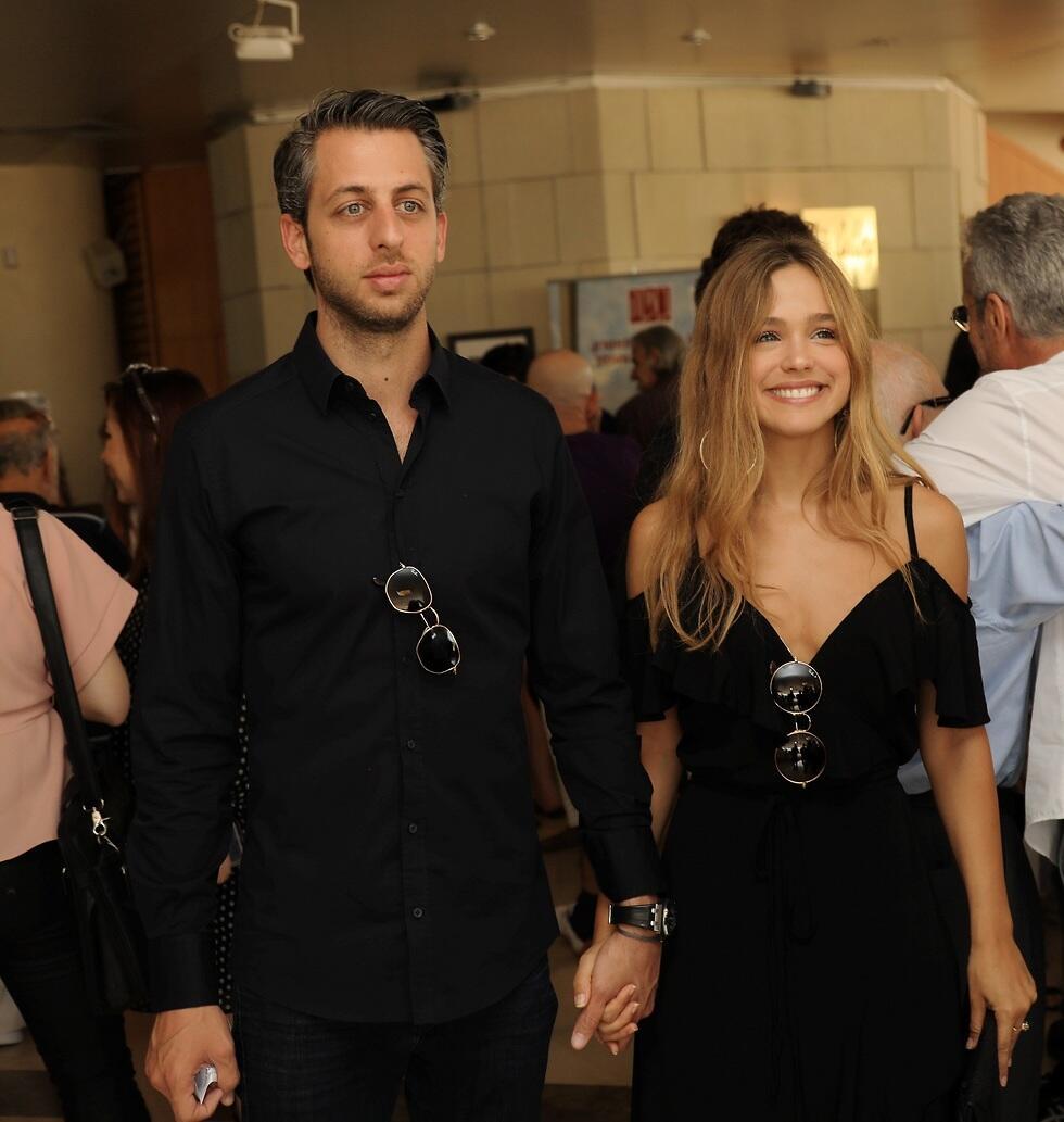 עם בן זוגה דור קרובינר. ''יש משהו מאוד נוח ומנרמל בזה שדור לא מהמקצוע שלי'' (צילום: שאול גולן) עם בן זוגה דור קרובינר. ''יש משהו מאוד נוח ומנרמל בזה שדור לא מהמקצוע שלי''