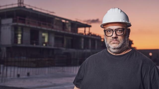 רוט באתר הבנייה של מתחם האירועים. '''קאי' הולכת להיות מפלצת''