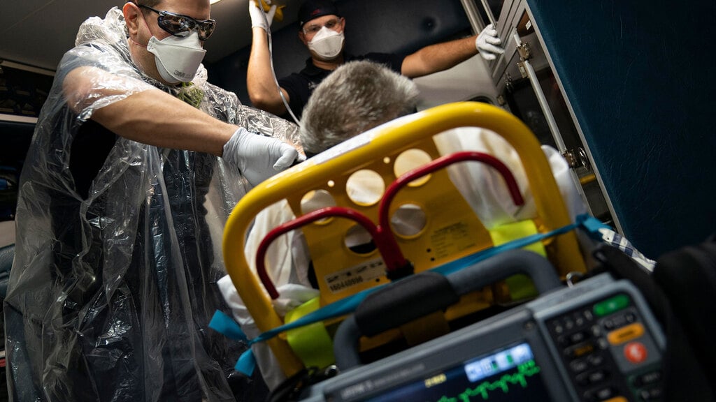 שברה שיא חולים יממה שנייה ברצף. מטפלים בחולה קורונה במרילנד (צילום: gettyimages) ארה"ב טיפול בחולה עם חשד ל קורונה מרילנד