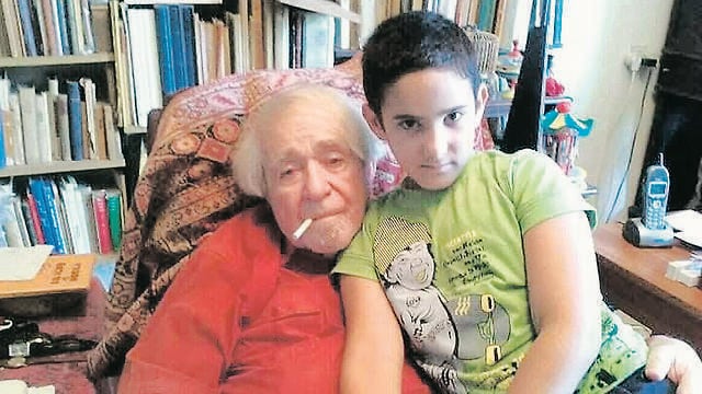 עם זך, כילד. ''עשינו הרבה שטויות, מסיבת שפמים למשל''