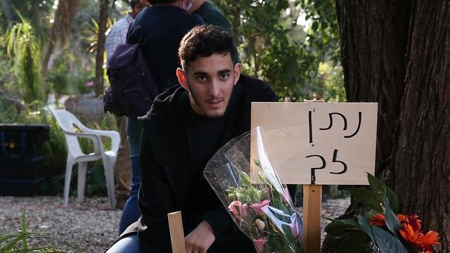 עידו אסיף בלוויה של נתן זך. ''ניסו לחבל בקשר שלנו, אבל לא הצליחו''
