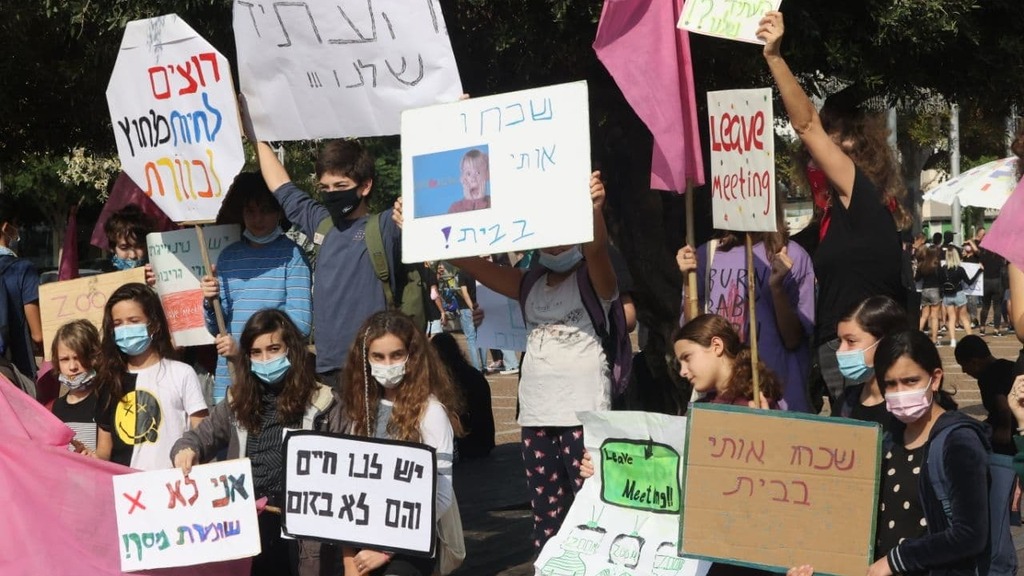 צילום: מוטי קמחי מחאה של בני נוער על הלמידה מרחוק בזמן הקורונה