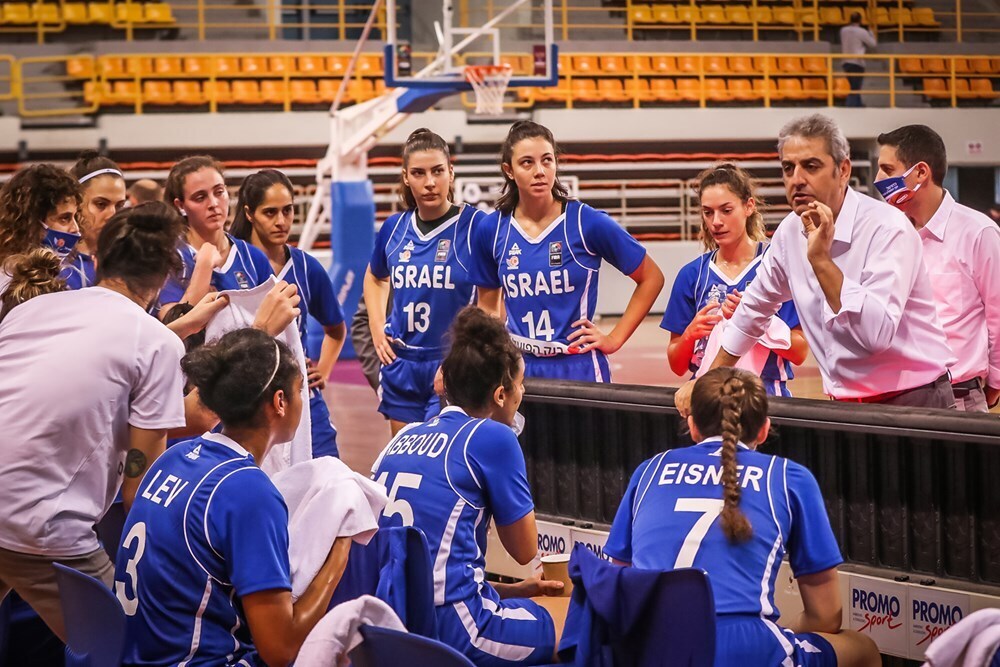רבי מדריך את הנבחרת בקמפיין האחרון (צילום: FIBA.COM) אלי רבי