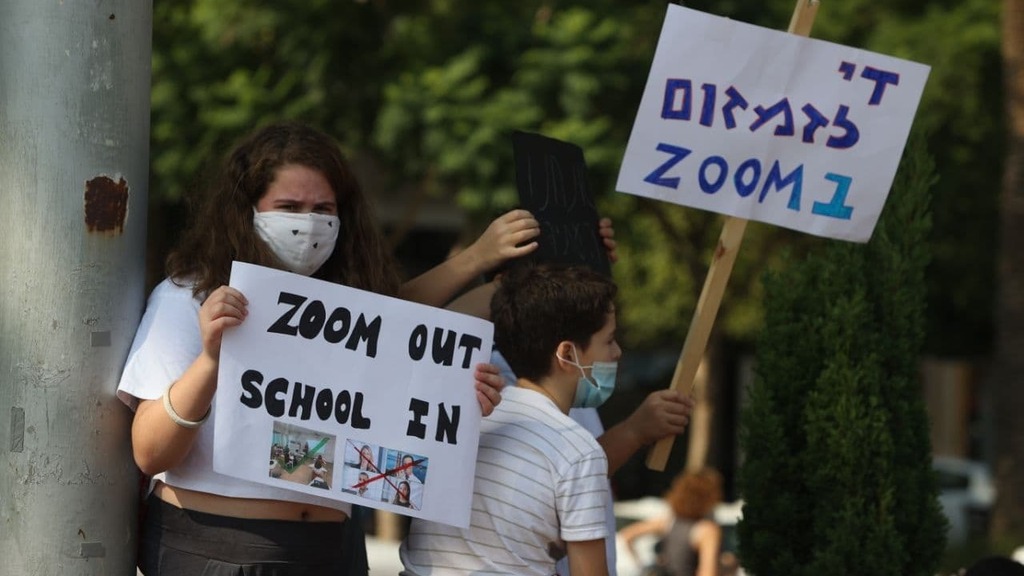 מחאה של בני נוער על הלמידה מרחוק בזמן הקורונה
