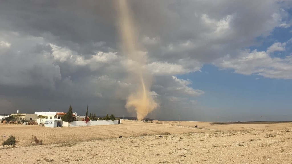 מיני-טורנדו יבשתי ליד ערד ( צילום: מוחמד אבו רביעה) סופת חול סמוך לערד