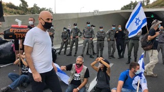 עופר שלח בהפגנה בכביש 1