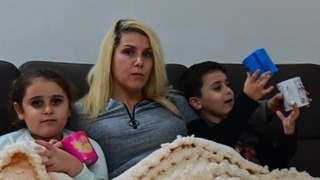 שירי גבאי והילדים בדירתם בשדרות