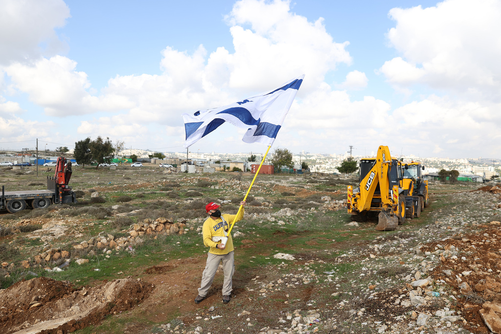 Right-wing activists at Givat Hamatos (Photo: Amit Shabi) משלחת השל האיחוד האירופי סולקה על ידי תושבי גבעת המטוס