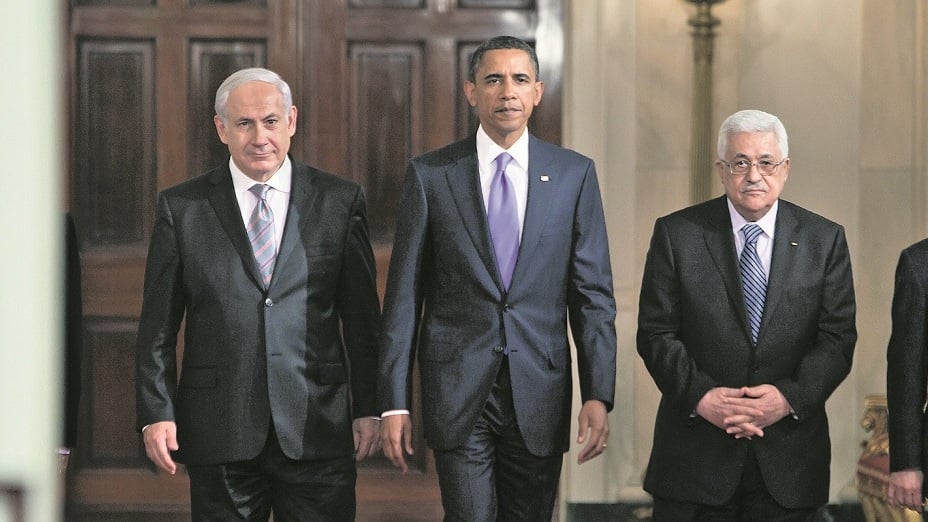 Netanyahu and Abbas meet with Obama in 2010 in the White House (Photo: EPA) ברק אובמה עם נתניהו ואבו-מאזן ב-2010