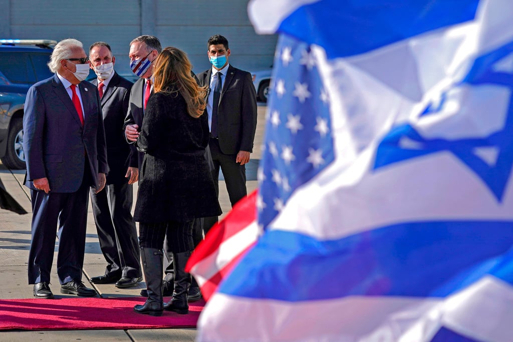 פומפאו עם נחיתתו בישראל, אתמול (צילום: AFP) שגריר ארה"ב בישראל דייויד פרידמן עם מייק פומפאו ב נתב"ג