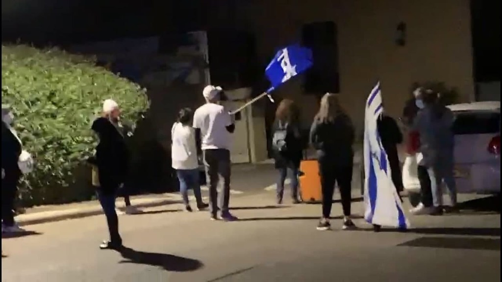 תומכי נתניהו מפגינים מחוץ לבית משפחת פרקש בקיסריה