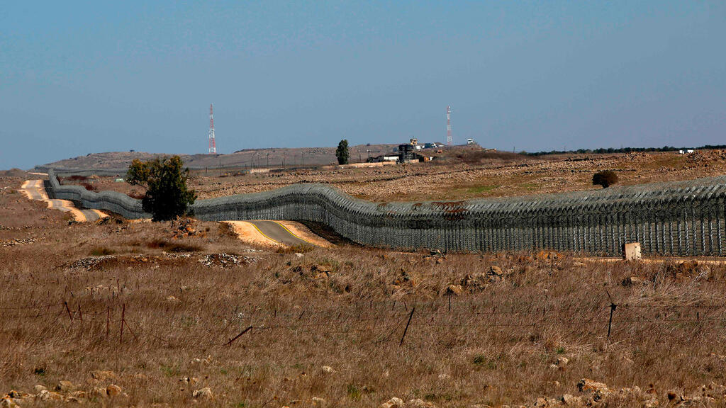 הגבול ברמת הגולן. התבססות איראן ושלוחיה בסוריה נמצאת בתקופת שפל שלא היה כמותו (צילום: AFP) גדר גבול סוריה רמת הגולן