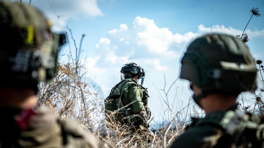 Israeli troops search the site where IEDs were placed against troops on the Syria border last week (Photo: IDF Spokesperson's Unit) פעילות כוחות צה"ל בזירת המטענים סמוך לגדר הגבול עם סוריה