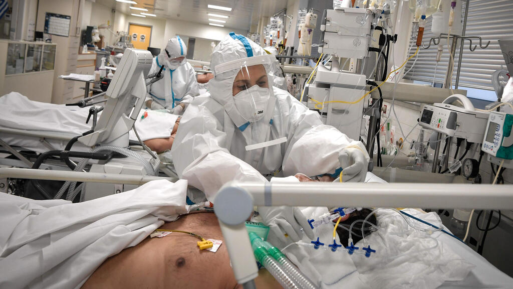 A medical staffer taking care of a coronavirus patient in a hospital in Greece (Photo: AFP) A medical staffer taking care of a coronavirus patient in a hospital in Greece