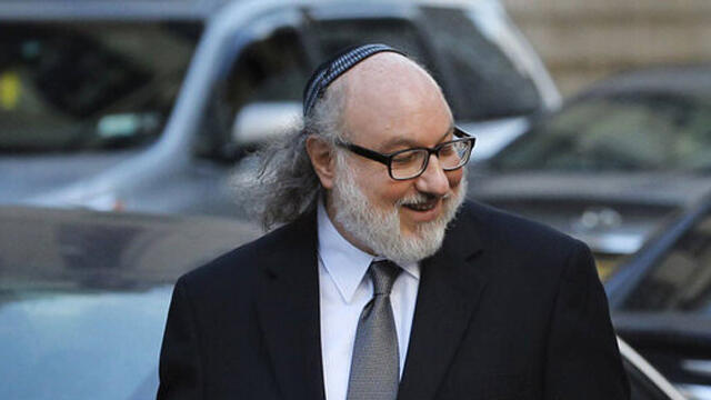 Former spy Jonathan Pollard smiles after being told his five-year parole has ended (Photo: Reuters) ג'ונתן פולארד