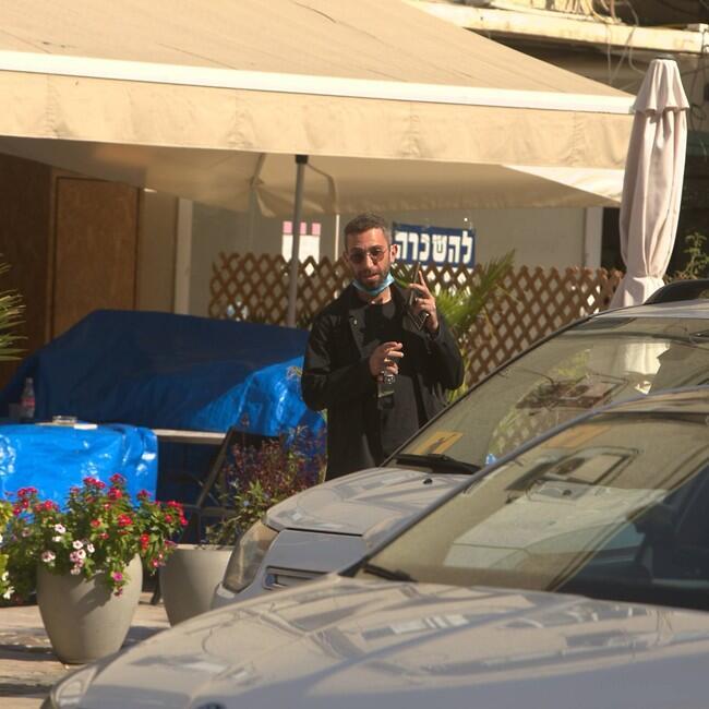 "אחי איפה אתה? אני ליד העציצים" (צילום: מוטי לבטון) "אחי איפה אתה? אני ליד העציצים"