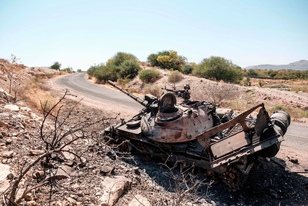 טנק שנפגע בקרבות. חצי מיליון תושבים בבירת המורדים (צילום: AFP) אתיופיה מלחמה ב תיגראי טנק הרוס
