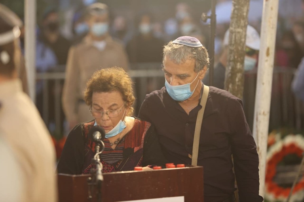 "אסון הכה בנו". סבתו של ליהוא, יעל, נושאת הספד (צילום: מוטי קמחי) יעל סבתו של ליהוא בן בסה ז"ל בהלוותיו