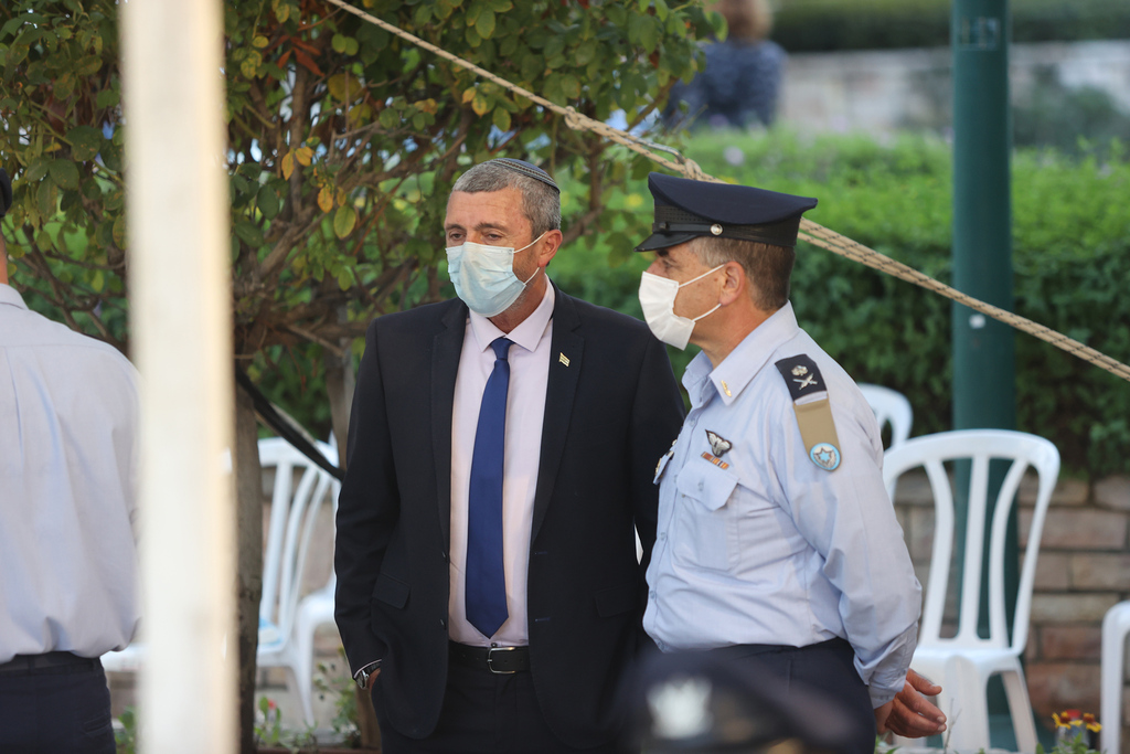 מפקד חיל האוויר, אלוף עמיקם נורקין, ורפי פרץ (צילום: מוטי קמחי) הלוויתו של ליהוא בן בסה