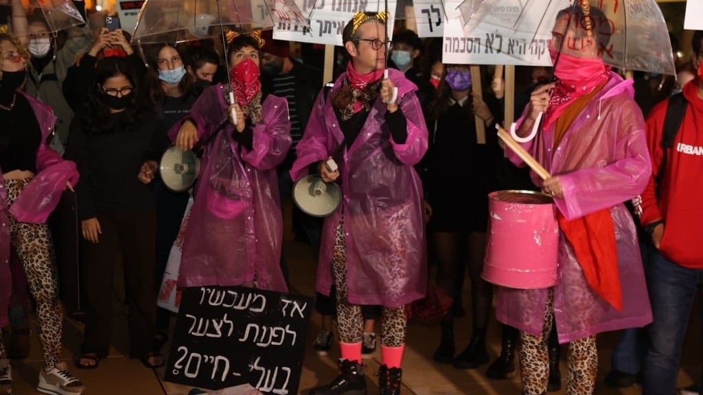   עצרת לציון יום המאבק הבינלאומי נגד אלימות כלפי נשים בכיכר הבימה בתל אביב