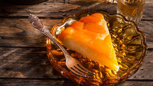 Дрожжевой пирог с консервированными абрикосами
