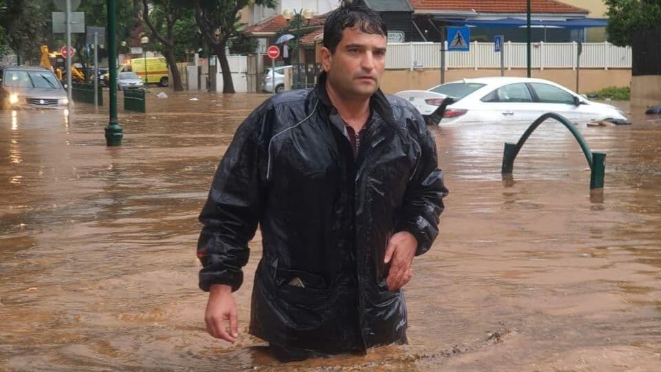 ראש עירית הוד השרון, אמיר כוכבי, בהצפות בחורף 2020 ראש עירית הוד השרון, אמיר כוכבי, בהצפות