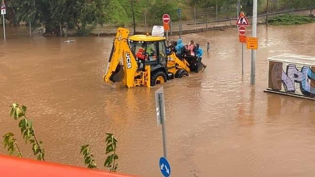 ארכיון. חילוץ מהצפה בתחנת הרכבת בהרצליה (צילום: תמיר אייל) הצפות ברכבת הרצליה