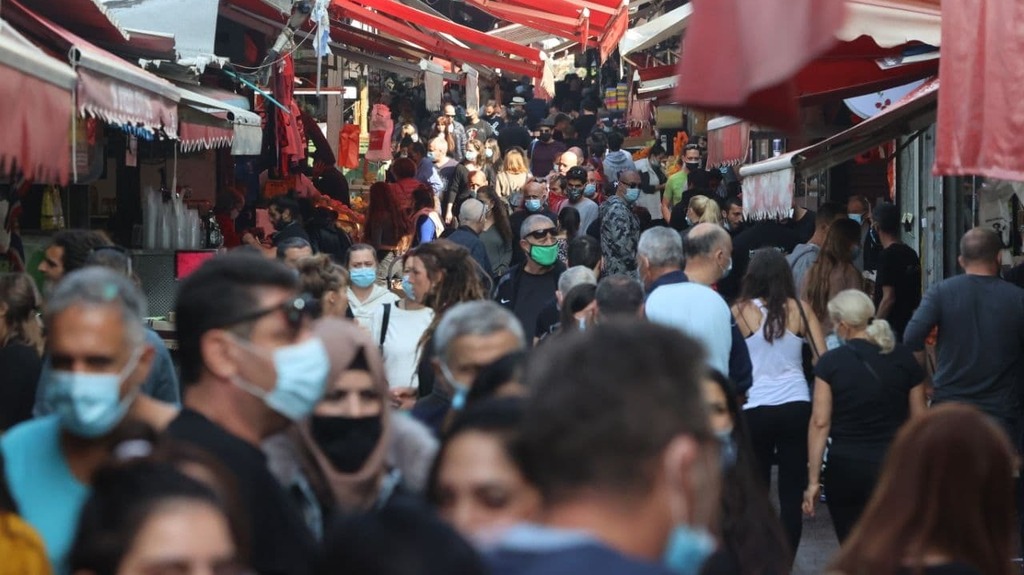 Israelis wear masks while shopping in Tel Aviv's Carmel Market (Photo: Moti Kimchi) שוק הכרמל בתל אביב פתח את שעריו כחלק מהפיילוט