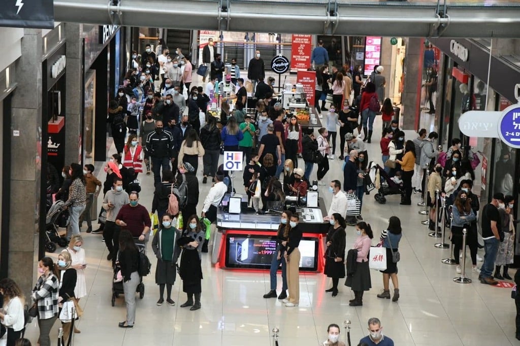 Crowding at Grand Mall in Petah Tikva (Photo: Yair Sagie) הקניון הגדול בפתח תקווה פתח את שעריו כחלק מהפיילוט