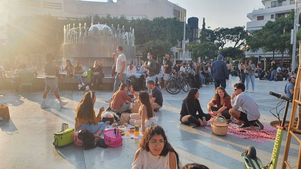 התקהלות בכיכר דיזנגוף בזמן הקורונה